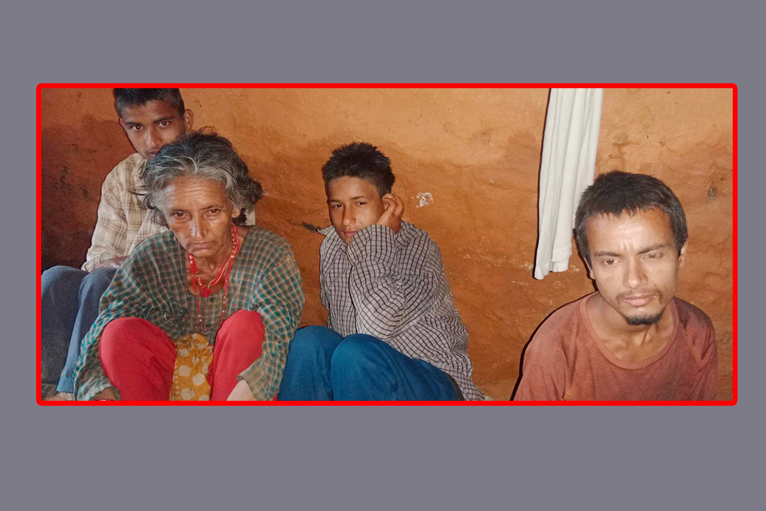 बैतडीमा सुस्त मनस्थितीका चार जना आमा–छोरा भौतारिँदै